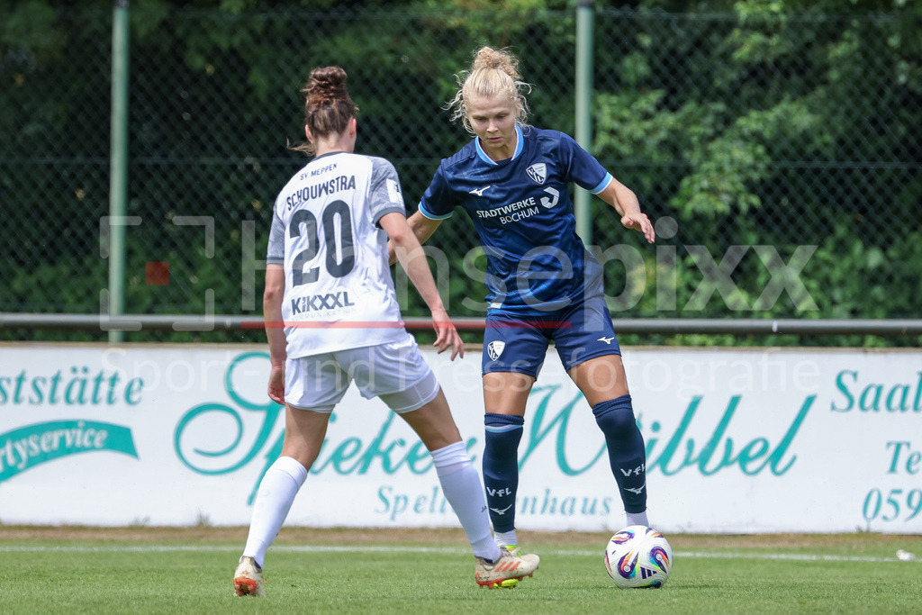 Fussball, Testspiel Frauen, SV Meppen - VfL Bochum | v.li.: Chantal Schouwstra (SV Meppen, 20) und Fiona Gaißer (VfL Bochum, 19) im Zweikampf, Duell, Dynamik, Aktion, Action, Spielszene