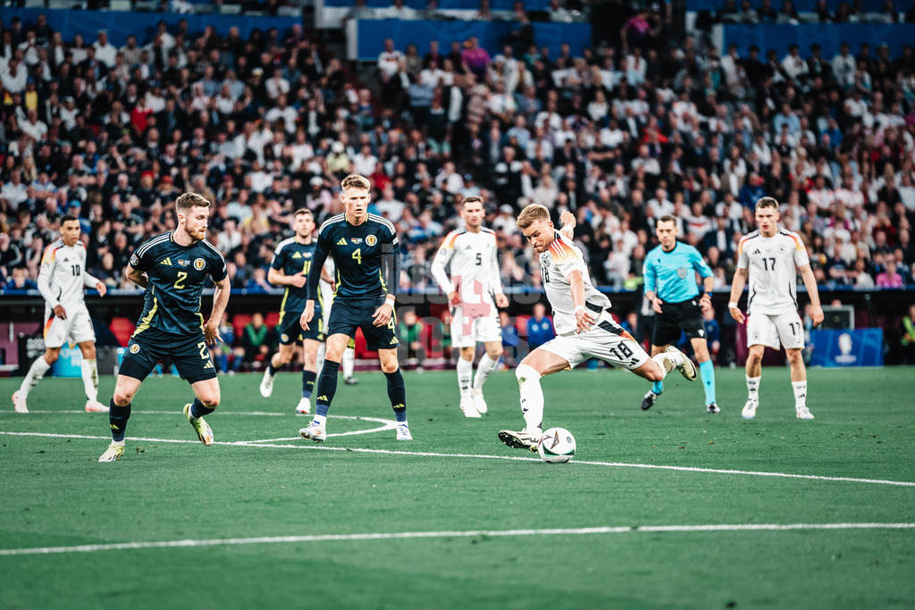 Fußball | Herren | UEFA-Fußball-Europameisterschaft 2024 | MD1 | Gruppe A | Deutschland vs. Schottland | 14.06.2024 | Maximilian Mittelstädt (#18, Deutschland) holt aus zum Schuss