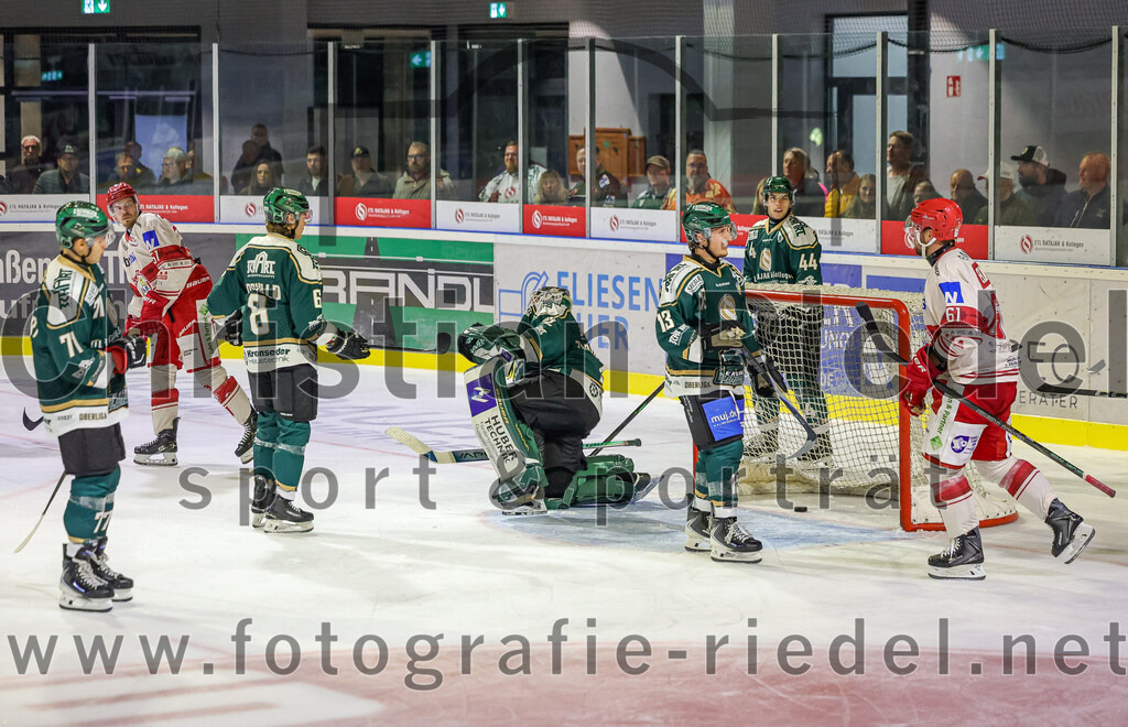 2025-09-12_171_TSV_Erding_gegen_EV_Landshut | Erding, Deutschland, 12.09.2025:Eishockey, Oberliga Süd 2025 / 2026, Testspiel, TSV Erding gegen EV Landshut, Endergebnis: 4:6Marcel Tabert (Erding Gladiators, #71), +e8+, Torwart David Zabolotny (Erding Gladiators, #72), Björn Salhi (Erding Gladiators, #13), David Elsner (EV Landshut, #61)Foto: Christian Riedel / fotografie-riedel.net
