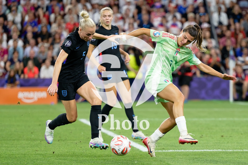 England v Italy - UEFA Women's EURO 2025 Semi-Final | GENEVA, SWITZERLAND - JULY 22: Alex Greenwood of England (L) and Lauren James of England (R) fight for possession  during the UEFA Women's EURO 2025 Semi-Final match between England and Italy at Stade de Geneve on July 22, 2025 in Geneva, Switzerland. (Photo by Giuseppe Velletri/Sports Press Photo/Getty Images)