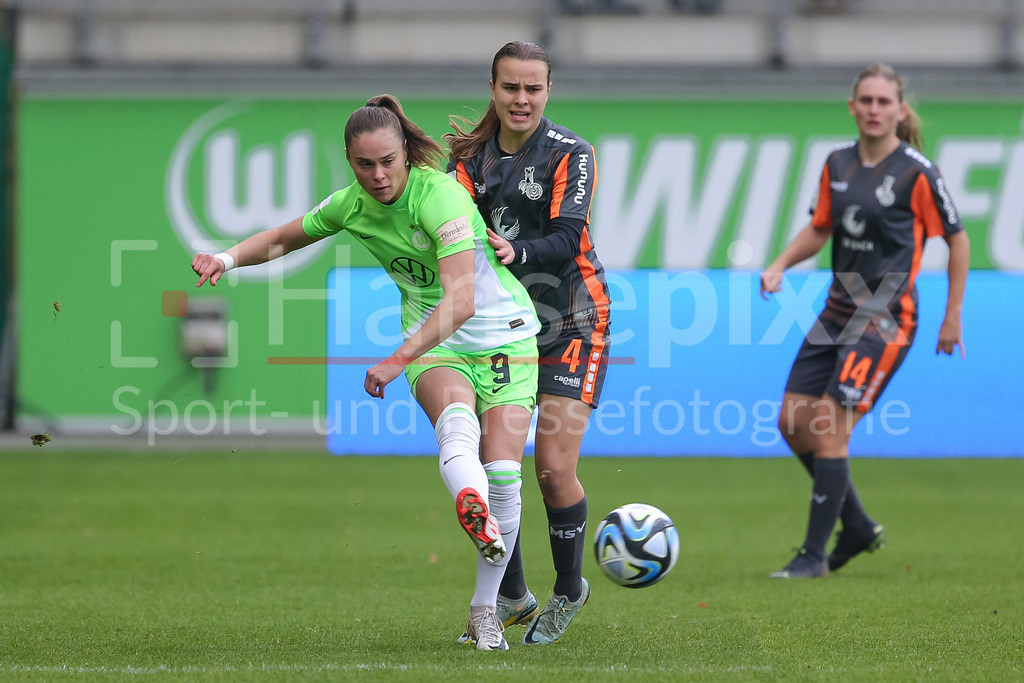 Fussball, Google Pixel Frauen-Bundesliga, VfL Wolfsburg - MSV Duisburg | v.li.: Ewa Pajor (VfL Wolfsburg, 9) und Kara Bathmann (MSV Duisburg, 4) im Zweikampf, Duell, Dynamik, Aktion, Action, Spielszene, DIE DFB-RICHTLINIEN UNTERSAGEN JEGLICHE NUTZUNG VON FOTOS ALS SEQUENZBILDER UND/ODER VIDEOÄHNLICHE FOTOSTRECKEN. DFB REGULATIONS PROHIBIT ANY USE OF PHOTOGRAPHS AS IMAGE SEQUENCES AND/OR QUASI-VIDEO.