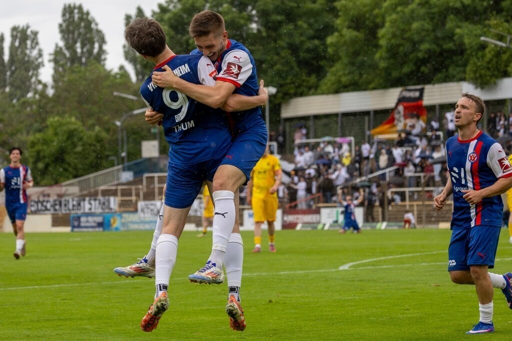 Fußball, Aufstiegsspiel zur Regionalliga Südwest, VfR Mannheim gegen FC Eddersheim | Fußball, Aufstiegsspiel zur Regionalliga Südwest, VfR Mannheim gegen FC Eddersheim***Große Freude nach dem 4:1 für den VfR durch Pasqual Pander (18) - Realisiert mit Pictrs.com