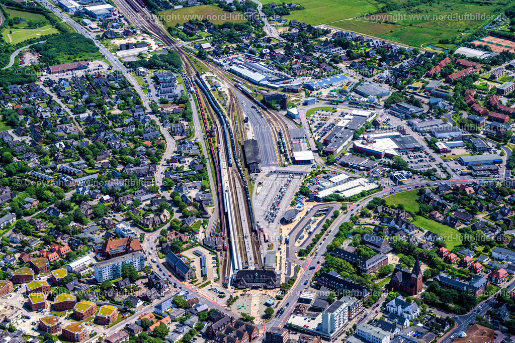 Sylt_Westerland_Bahnhof_Autozug_Gleise_ELS_4877130625 | SYLT 13.06.2025 Gleisverlauf und Gebäude des Hauptbahnhofes im Ortsteil Westerland auf der Insel Sylt im Bundesland Schleswig-Holstein, Deutschland. Weiterführende Informationen bei: DB Fernverkehr AG,  DB Regio AG. // Track progress and building of the main station of the railway in the district Westerland on Island Sylt in the state Schleswig-Holstein, Germany. Further information at: DB Fernverkehr AG,  DB Regio AG. Foto: Martin Elsen