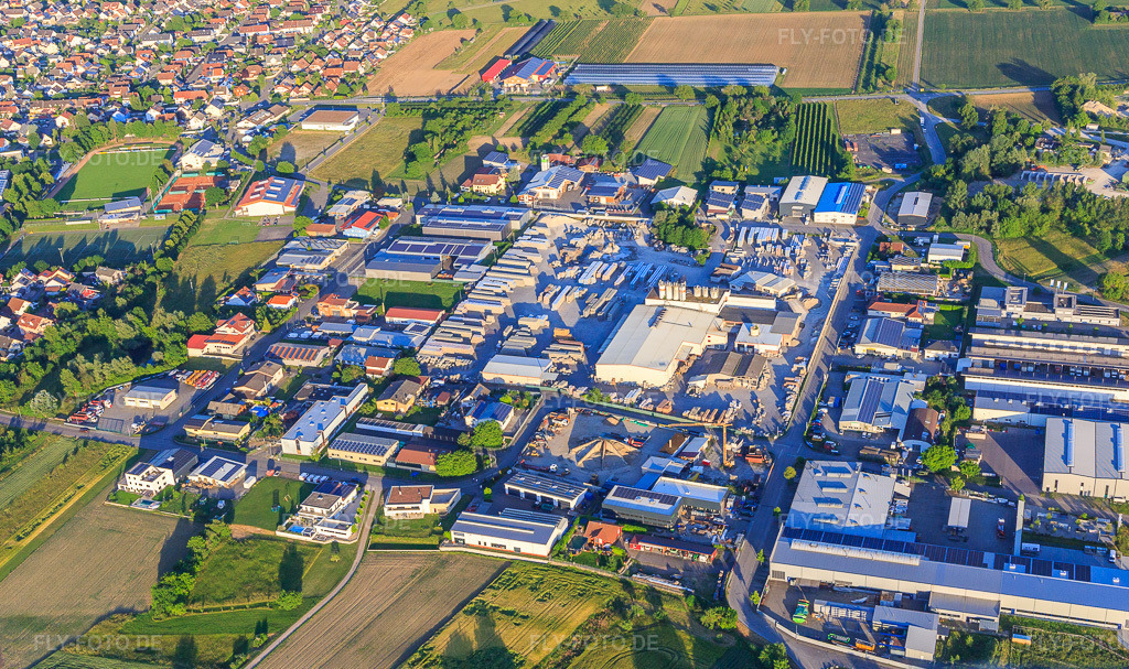 Luftbild: Industriegebiet Tullastraße mit BELLE AG, HBW5 DSHT und Lithonplus GmbH & Co. KG in Wyhl am Kaiserstuhl im Bundesland Baden-Württemberg in Deutschland. – Foto: IMG_147929.jpg vom 30.05.2025 durch Werner Riehm/FLY-FOTO.de – Auflösung des Originals: 5251 x 3115 px – BELLE AG | Balkonbau, Stahlbau, Stahltreppen, Stahltec – Pflastersteine, Terrassenplatten, StufenSpezialist in Beton Lithonplus
