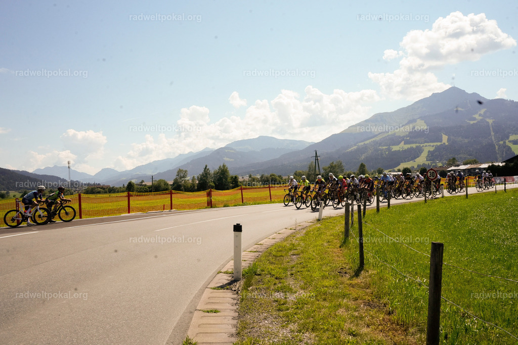 251_20230817_Bewerb_Maenner_Muehlanger | AUT - OESTERREICH, 2023-08-16: SPORT RENNRAD-FAHREN - 55. INTERNATIONALER RADWELTPOKAL IN ST. JOHANN IN TIROL  - Vintage-Radrennen mit WM-Bronze-Medaillen-Siegerin Christina Schweinberger, den Teilnehmer und Alexander Baumann (vom Orginastions-Team) - TAG 2 BEWERB MAENNER IN SECHS GRUPPEN  ; Foto: Roland Muehlanger