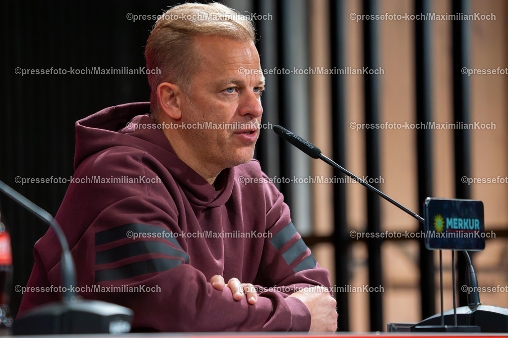 xKKUx16012601082 | 16.01.2026, xkkux, Fußball, Fortuna Düsseldorf - Arminia Bielefeld, 2. Fußball Bundesliga, Merkur Spiel-Arena, Saison 2025 2026: Cheftrainer Markus Anfang (Fortuna Düsseldorf #hc) bei der Pressekonferenz nach dem Spiel DFB regulations prohibit any use of photographs as image sequences and or quasi-video.