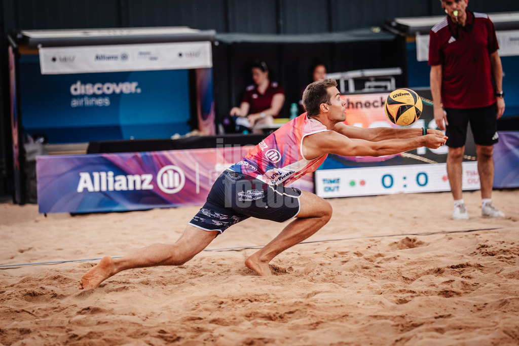 Beachvolleyball | München | Allianz German Beach Tour 2025 | Tourstop München | 03.07.2025 | Yannick Bibelriether spielt den Ball