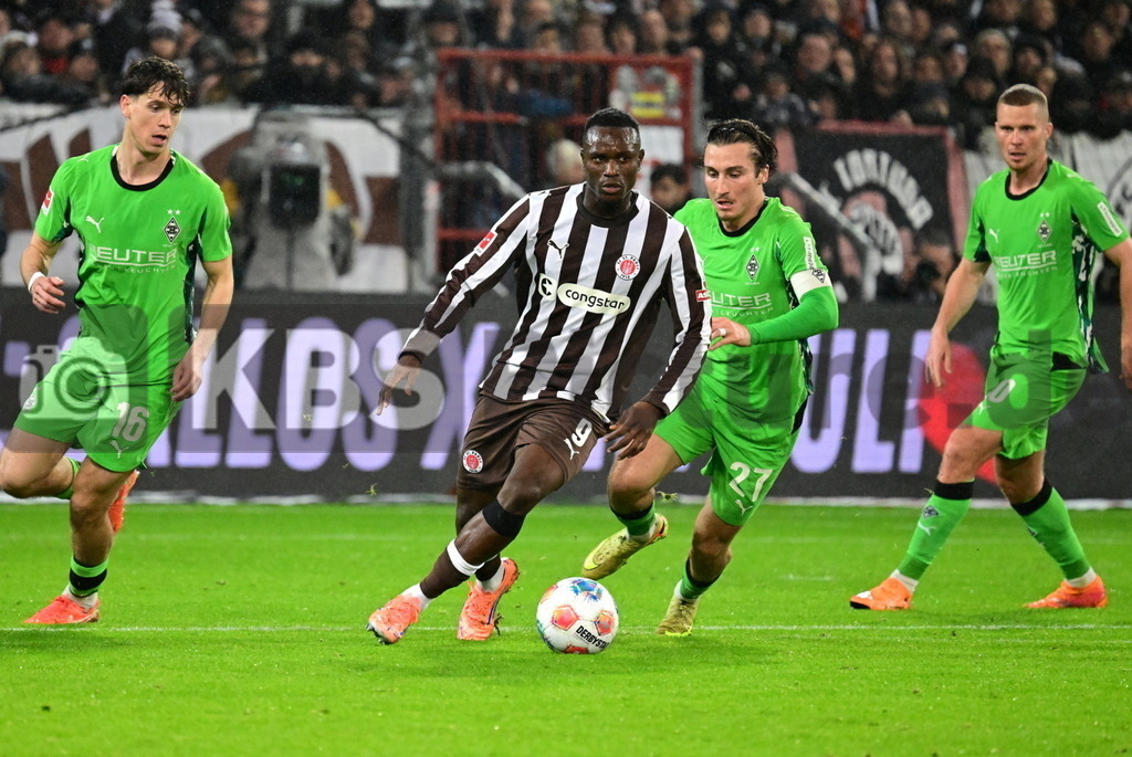KBS Picture_FCStPauli-Gladbach_050 | v.l. Ceesay Abdoulie (St.Pauli) , Reitz Rocco (Bor.Moenchengladbach) ,Sportplatz :  Millerntor Stadion, - Realisiert mit Pictrs.com