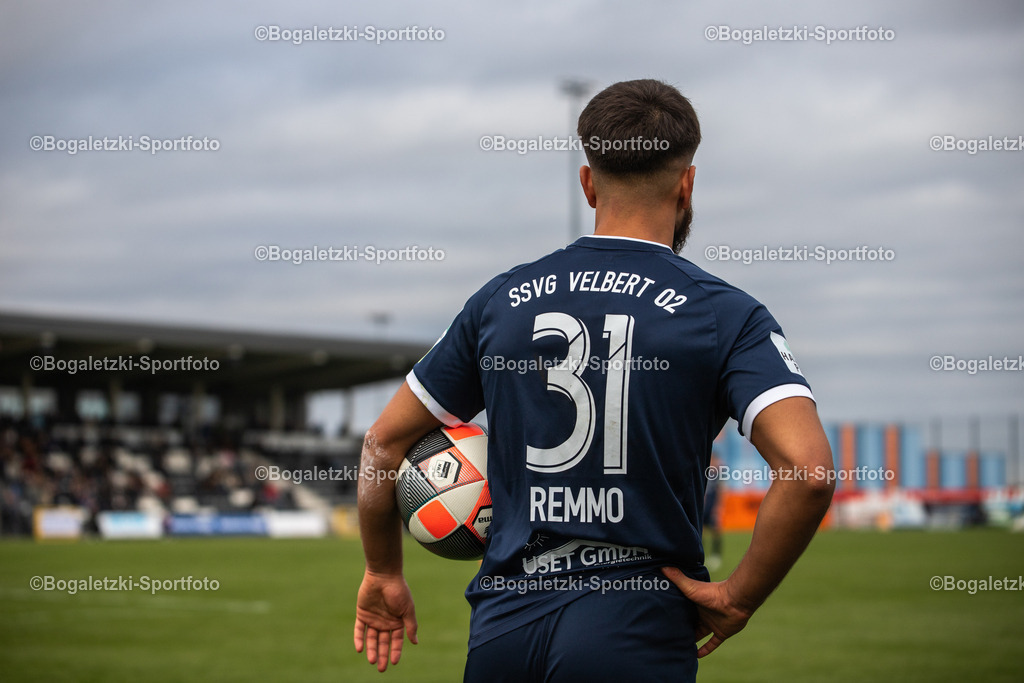 Remmo #31 | 08.11.2025, Fußball, Regionalliga West, SSVg Velbert - SC Wiedenbrück: Ismael Remmo (SSVg Velbert #31) wartet auf die Freigabe des Balls - Realisiert mit Pictrs.com