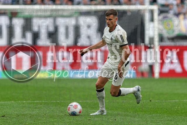 03.05.2026, GER, Fussball, Herren, 1. BL, Saison 2025/2026, Borussia Mönchengladbach - Borussia Dortmund | Yannik Engelhardt (Borussia Mönchengladbach) in Aktion am Ball, Einzelaktion 