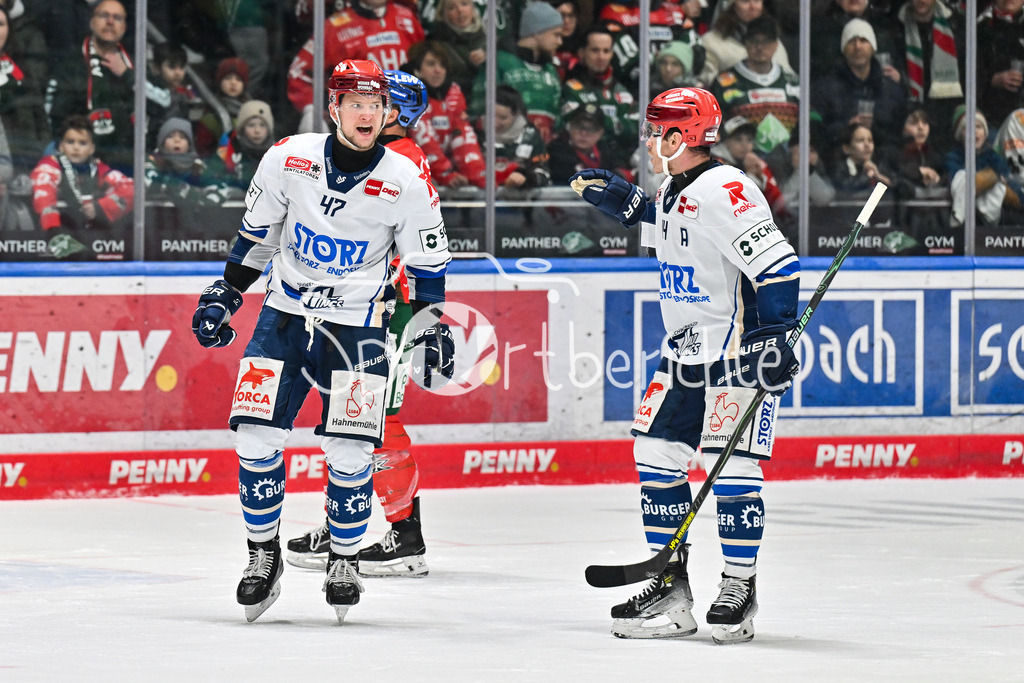 Augsburger Panther - Schwenninger Wild Wings | AUGSBURG, GERMANY - 02. JANUARY: Jubel der Wild Wings nach dem Treffer zum 3-5 durch Alexander KARACHUN (Schwenninger Wild Wings 47)  / Tor / Torschuetze / Freude / Happy während dem Match zwischen den Augsburger Panthern und den Schwenninger Wild Wings am 35. Spieltag der Penny DEL im Curt Frenzel Stadion