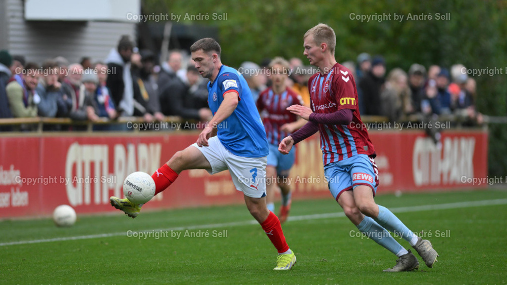 Holstein Kiel II vs SC Weiche Flensburg | Nick Breitenbücher (Holstein #7) / Torben Marten (Weiche #3) - Fußball-Regionalliga Nord Männer 2024/2025 / Holstein Kiel II vs SC Weiche Flensburg / Citti Fussball Park - Projensdorf / Kiel / 03.11.24 - Realisiert mit Pictrs.com