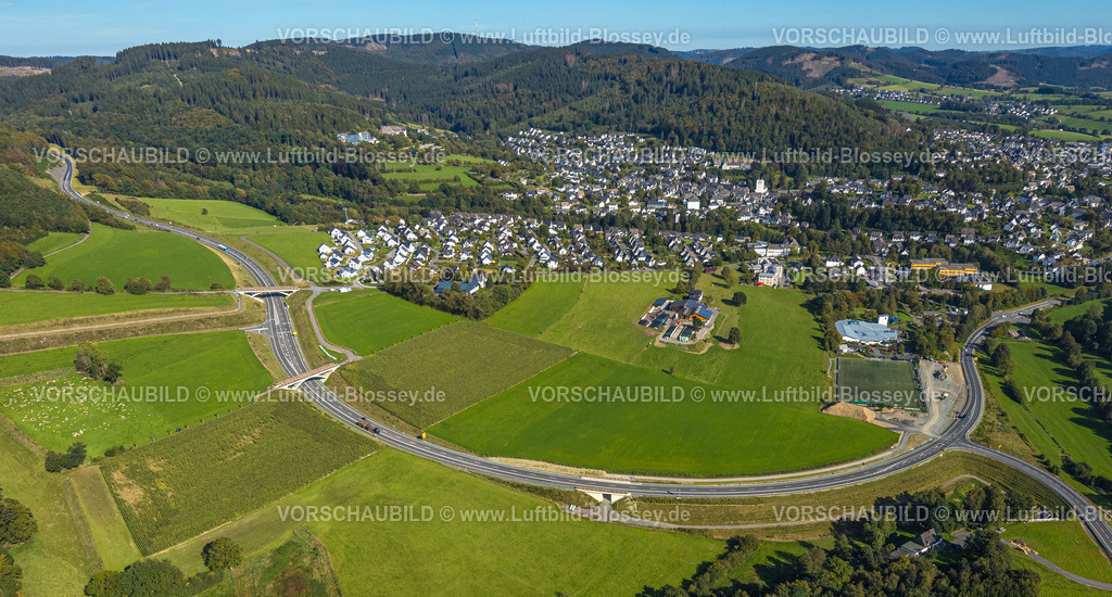 Schmallenberg230910691BadFredeburg | Luftbild, Baustelle und Neubau der Umgehungsstraße L776n Richtung Gellinghausen, SauerlandBad und Sportplatz, Fredeburg, Schmallenberg, Sauerland, Nordrhein-Westfalen, Deutschland