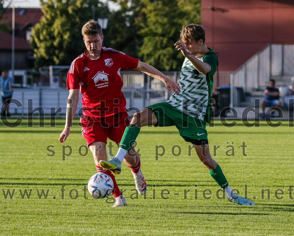 2023-08-11_031_FC_Finsing_gegen_SV_Eichenried | Finsing, Deutschland, 11.08.2023:
Fußball, Kreisliga 2023 / 2024, 4. Spieltag, FC Finsing gegen SV Eichenried, Endergebnis: 3:0

Fabian Kövener (FC Finsing, #12), Nicolas Gruber (SV Eichenried, #7)

Foto: Christian Riedel / fotografie-riedel.net