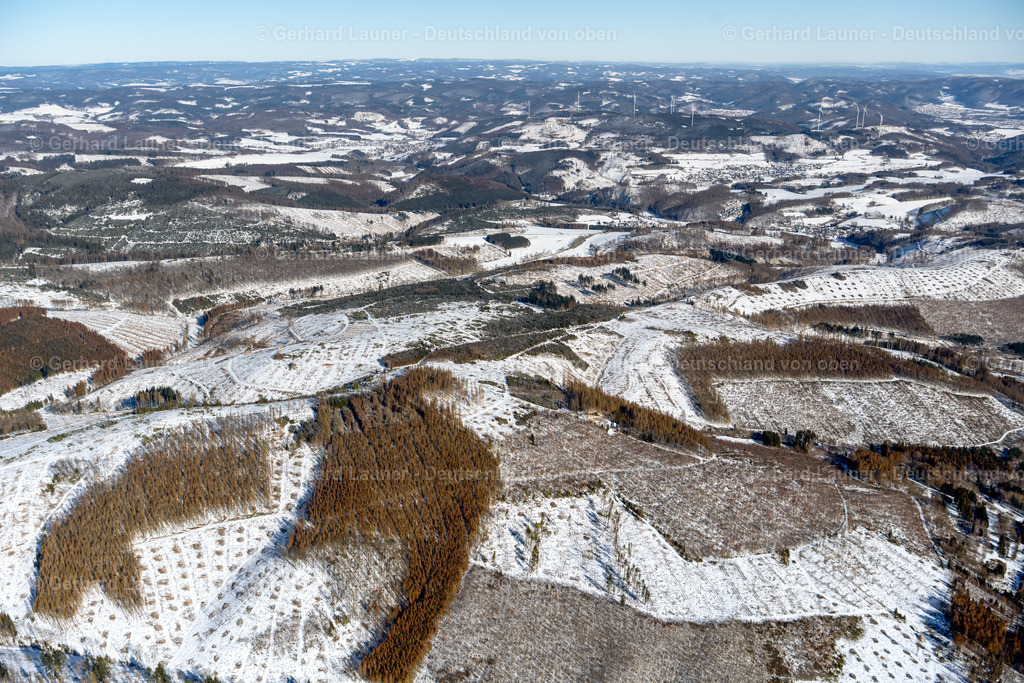 4043539 | HESSELBACH 13.02.2021 Winterlich schneebedeckte Von Bergen umsäumte Tallandschaft in Hesselbach im Siegerland im Bundesland Nordrhein-Westfalen, Deutschland. // Wintry snowy valley landscape surrounded by mountains in Hesselbach at Siegerland in the state North Rhine-Westphalia, Germany. Foto: Gerhard Launer