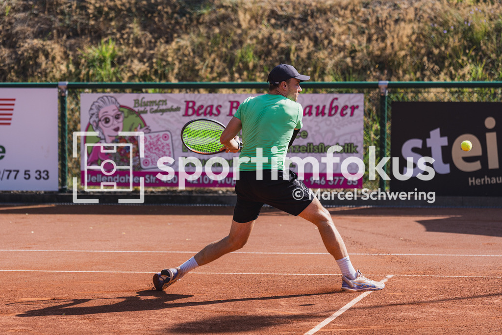 Wuppertaler Tennis-Stadtmeisterschaften | Jan Henri Augustat (Bayer Wuppertal) in Aktion. Herren-Finale der Wuppertaler Tennis-Stadtmeisterschaften, Wuppertal, 09.08.2026. - Realisiert mit Pictrs.com