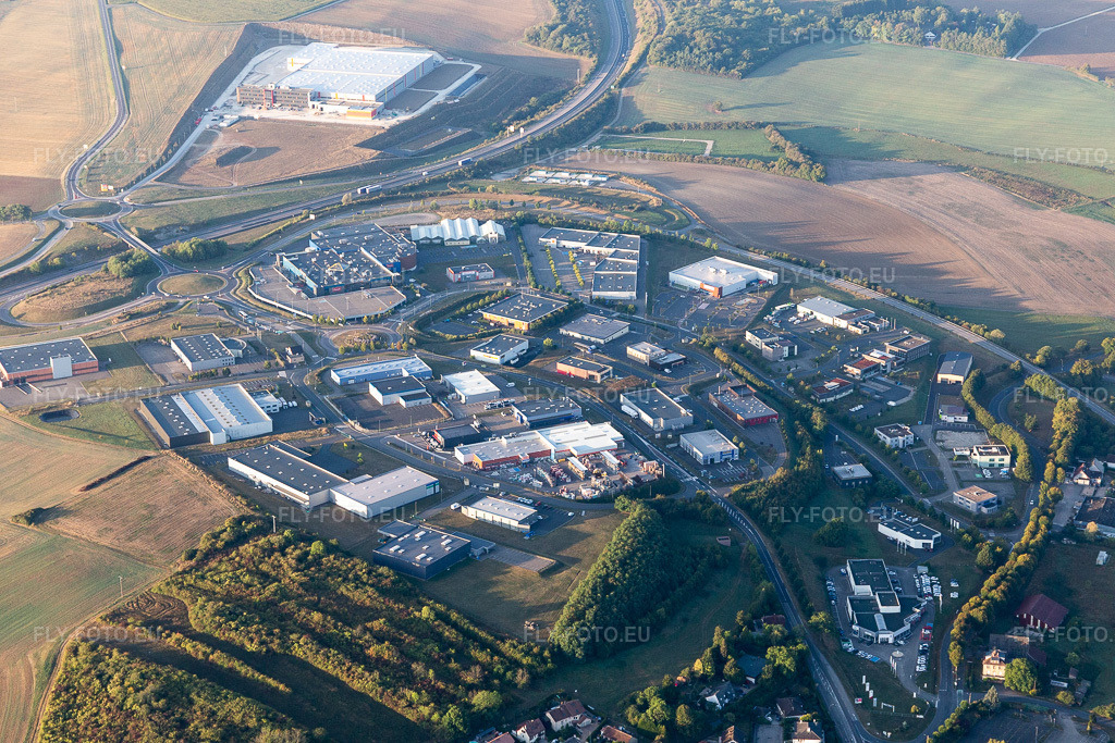 Vue aérienne: Parc industriel et développement commercial Les Terrasses à le quartier Cité Malleray Les Jardins Bords in Sarrebourg dans le département Moselle, France. Photo: IMG_117816.jpg prise le 14/09/2019 par Werner Riehm/FLY-FOTO.eu – Résolution de l'original: 5472 x 3648 px
