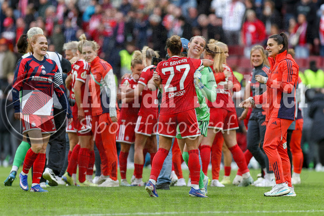 14.05.2026, GER, Fussball, Frauen, DFB-Pokal, Finale, Saison 2025/2026, VfL Wolfsburg - FC Bayern München | Arianna Caruso (Bayern) und Ena Mahmutovic (Bayern) Schlussjubel, jubelt nach dem Sieg