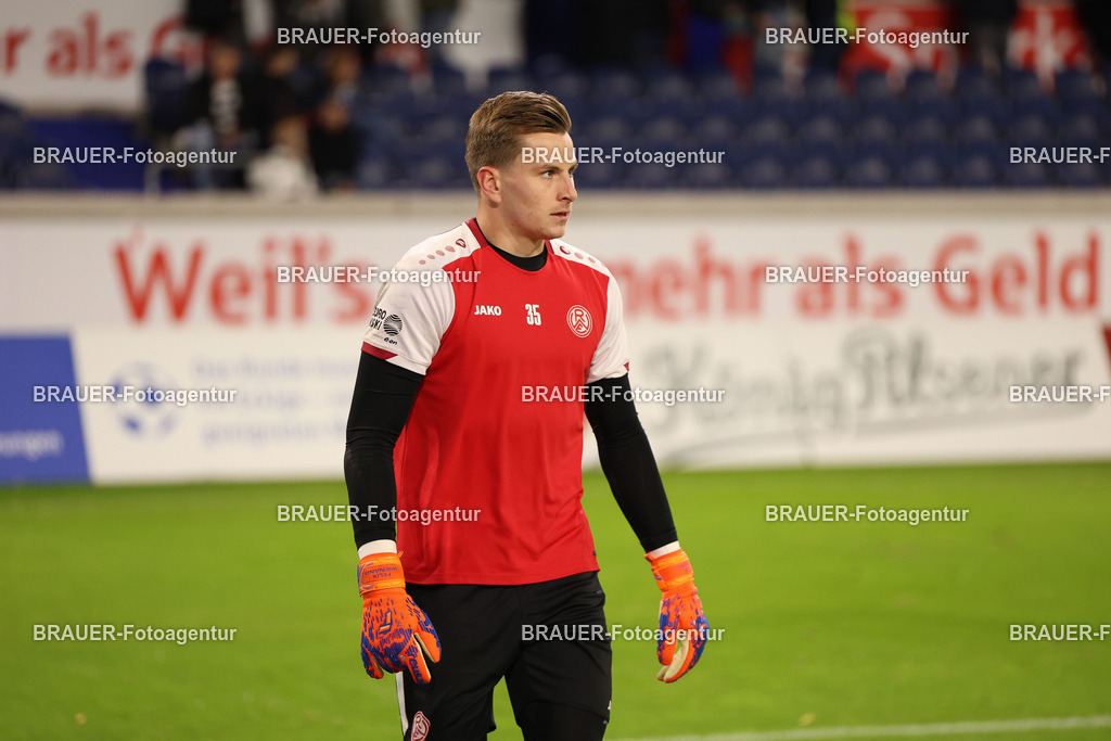 MSV Duisburg - Rot-Weiss Essen  | Duisburg, Deutschland, 26.10.2025 Felix Wienand  (Rot-Weiss Essen) schaut während des 3.Liga Spiels zwischen MSV Duisburg und Rot-Weiss Essen in der Schauinsland-Reisen-Arena am 26.10.2025 in Duisburg (Foto von Timo Bluhmki-Schmidt/ Brauer Fotoagentur