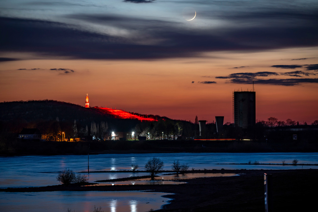 JT-210413 | Rhein bei Duisburg-Beeckerwerth, Halde Rheinpreussen in Moers, Haldenzeichen Das Geleucht, Lichtinstallation, Duisburg, NRW, Deutschland  - Realisiert mit Pictrs.com