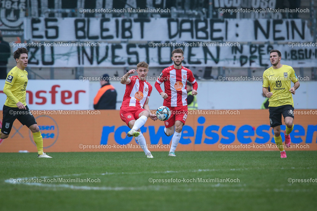 RWE3Liga17022401096 | 17.02.2024, Essen, Fußball, bwin 3. Liga Herren, Stadion an der Hafenstraße, 24. Spieltag Saison 2023 2024, Rot-Weiss Essen – SSV Ulm 1846:  Protestbanner Nein zu Investoren . 
DFB regulations prohibit any use of photographs as image sequences and or quasi-video.