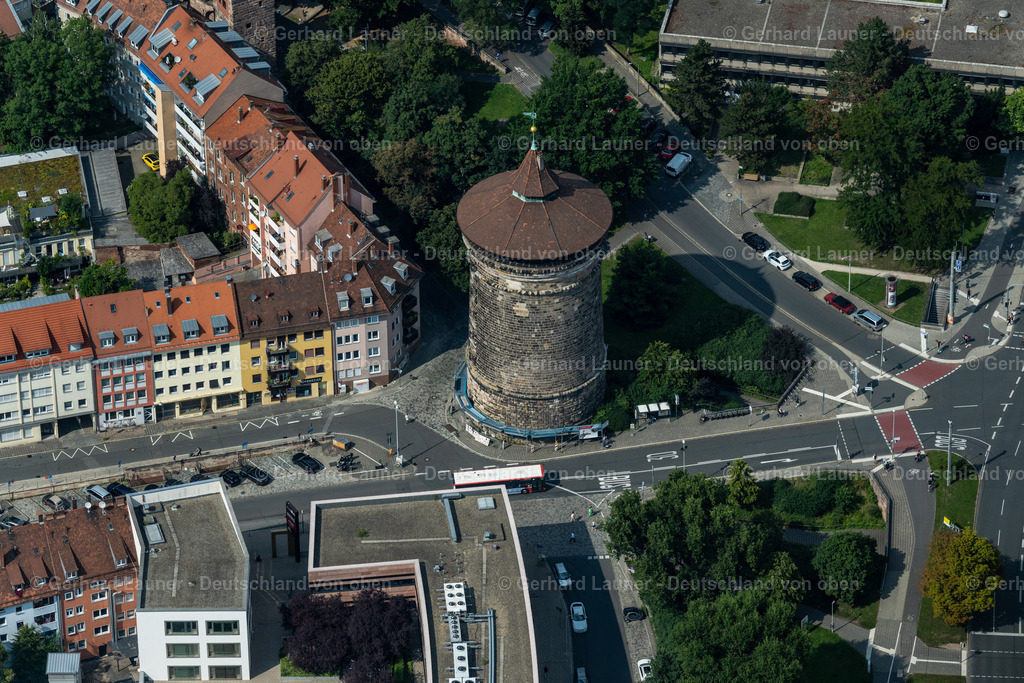 4047361 | NüRNBERG 21.08.2021 Turm- Bauwerk " Laufer Torturm " Rest der ehemaligen, historischen Stadtmauer am Laufer Tor im Ortsteil Altstadt in Nürnberg im Bundesland Bayern, Deutschland. Weiterführende Informationen bei: Stadt Nürnberg. // Tower building " Laufer Torturm " the rest of the former historic city walls at the Laufer Tor in the district Altstadt in Nuremberg in the state Bavaria, Germany. Further information at: Stadt Nuernberg. Foto: Gerhard Launer