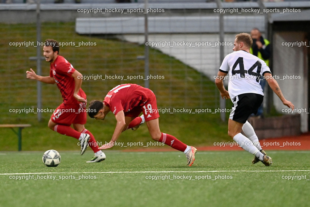 SV Spittal 1921 vs. SV St. Jakob  | #23 Christoph Omann St.Jakob, #19 Matic Ahacic St.Jakob, #44 Miha Kostanjsek SV Spittal, SV Spittal 1921 vs. SV St. Jakob , SV Spittal 1921 vs. SV St. Jakob  am 20.09.2024 in Spittal an der Drau (Goldeck Stadion), Austria, (Photo by Bernd Stefan)