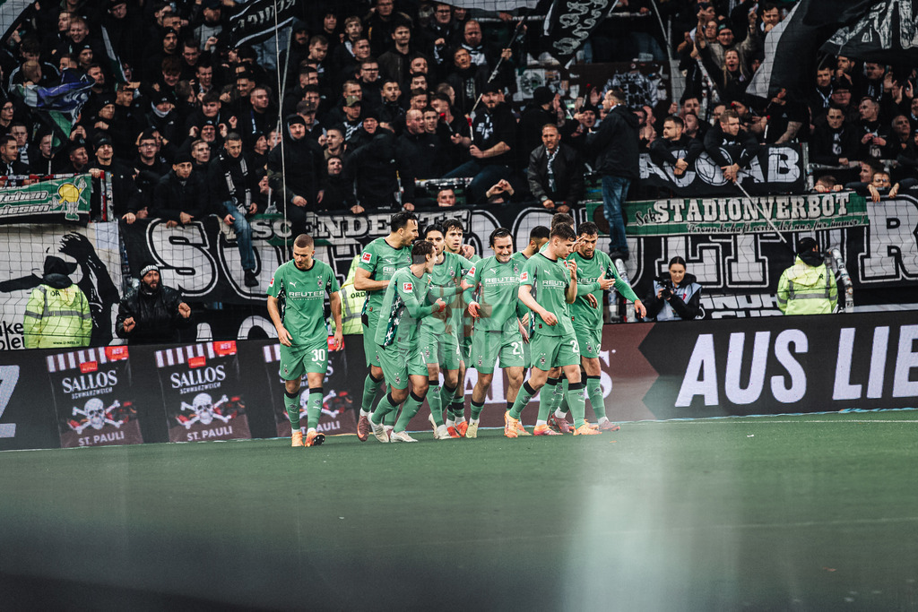 Fußball | Männer | Saison 2025/2026  | Fußball-Bundesliga | 09. Spieltag | FC St. Pauli vs. Borussia Mönchengladbach | 01.11.2025 | Gladbach jubelt nach dem Tor von Haris Tabakovic (#15, Borussia Mönchengladbach)