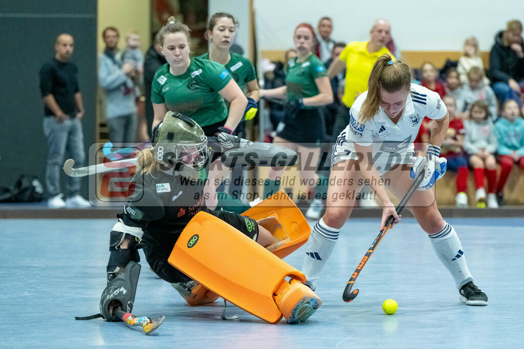 HK_20240113_107993 | 1. Bundesliga Damen Düsseldorfer HC - Club Raffelberg am 13.1.2024 DHC Halle, Düsseldorf , Sophia Wegener Torfrau ( Club Raffelberg #24 ) , Mabel Brands ( Düsseldorfer HC #7 )