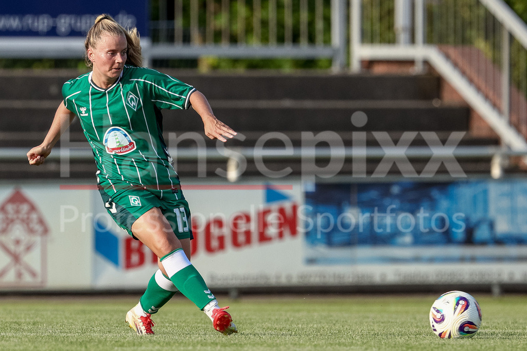 Fussball, Testspiel Frauen, SV Meppen - SV Werder Bremen | Ricarda Walkling (SV Werder Bremen, 13) am Ball, Freisteller, Einzelbild, Ganzkörper, Aktion, Action, Spielszene