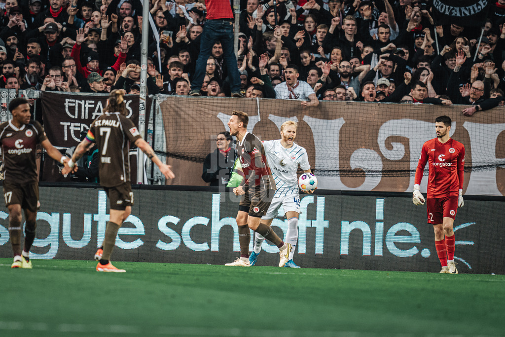 Fußball | Männer | Saison 2023/2024 | 2. Fußball-Bundesliga | 31. Spieltag | FC St. Pauli vs. FC Hansa Rostock | 26.04.2024 | Hauke Wahl (#5, FC St. Pauli) freut sich links während Sveinn Guojohnsen (#45, FC Hansa Rostock) sich rechts ärgert