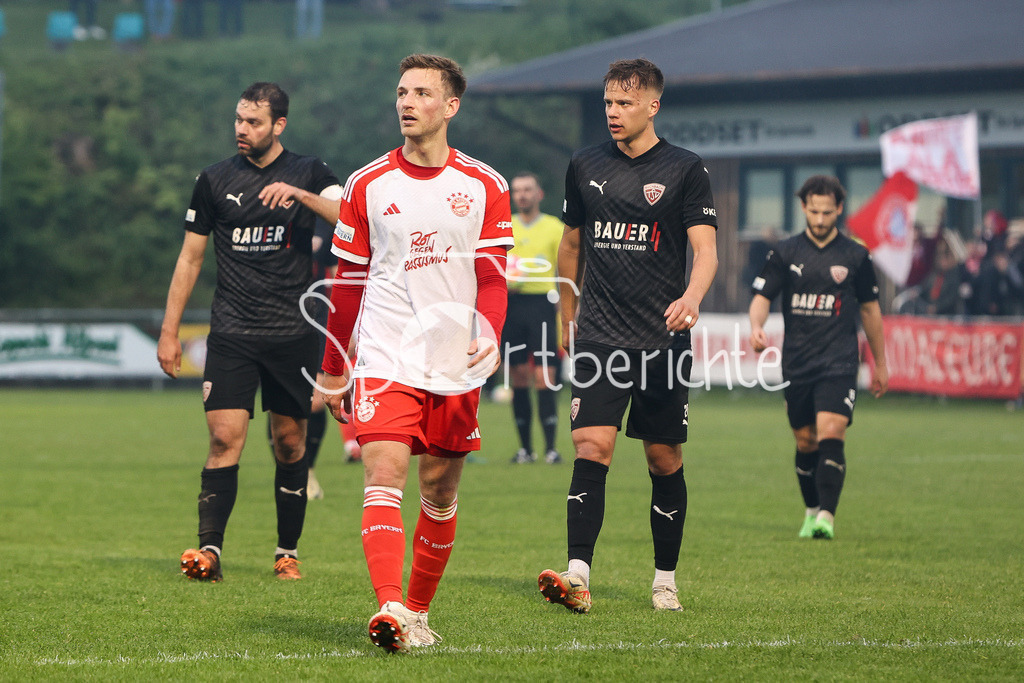 TSV Buchbach - FC Bayern Amateure | haengende Koepfe der Bayern Amateure auf dem Weg in die Kabiene / halbzeit Timo KERN (FCB #10)