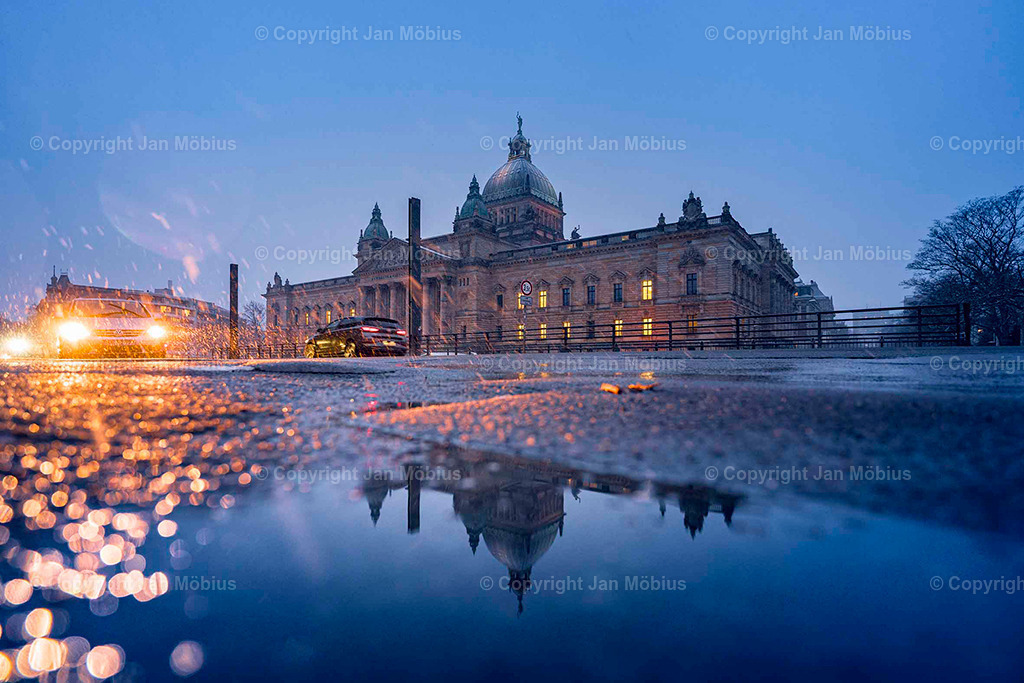 Bundesverwaltungsgericht | Das heutige Bundesverwaltungsgericht in Leipzig blickt auf eine bewegte Geschichte zurück: Ursprünglich als Reichsgericht errichtet, diente das beeindruckende Gebäude später als Bildermuseum. Heute ist es Sitz des höchsten deutschen Gerichts für öffentliches Recht. Die Verbindung aus historischer Architektur, kulturellem Erbe und rechtlicher Bedeutung macht diesen Ort einzigartig – für Besucher, Interessierte und Bildkäufer gleichermaßen. - Realisiert mit Pictrs.com