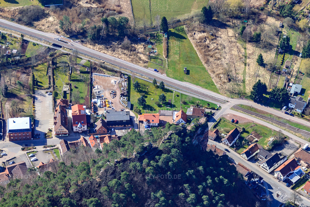 Luftbild: Jungfernsprung in Dahn im Bundesland Rheinland-Pfalz in Deutschland. Foto: IMG_38404.jpg vom 20.03.2011 durch Werner Riehm/FLY-FOTO.deAuflösung des Originals: 4752 x 3168 px