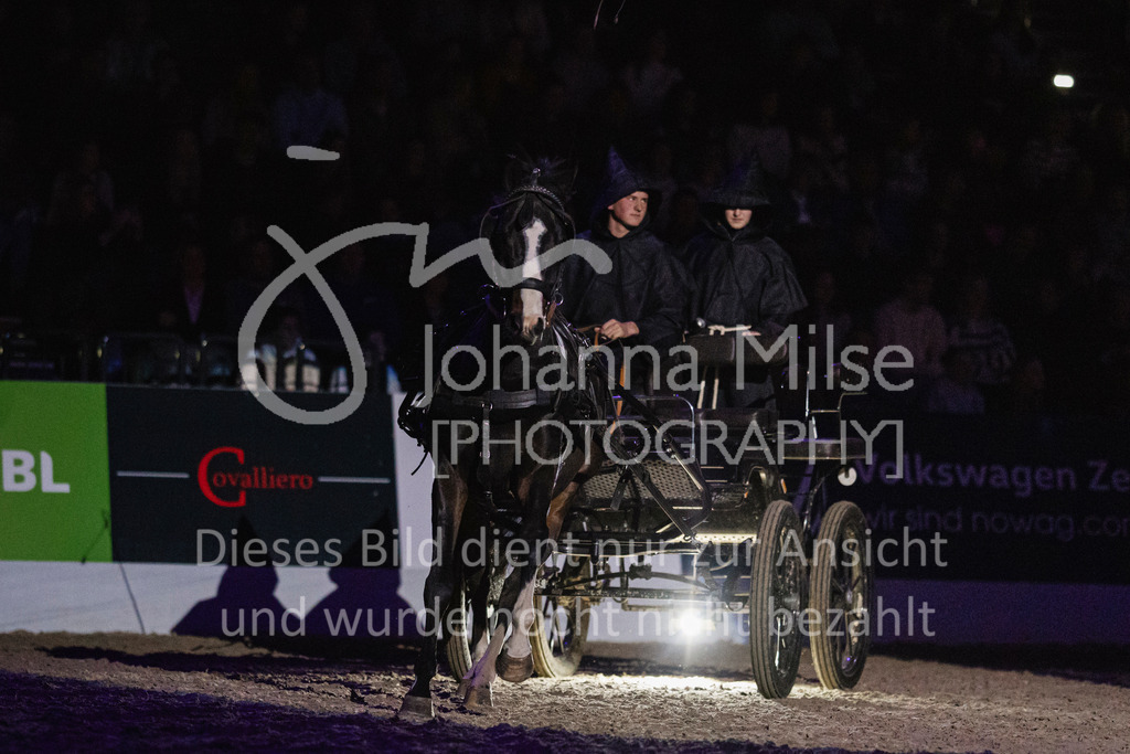 241102_Oldenburg_Show-306 | Deine schönsten Turniermomente als professionelle Fotos! Entdecke hochwertige Pferdesport-Fotografie im Online-Shop. Jetzt Fotos finden & bestellen!