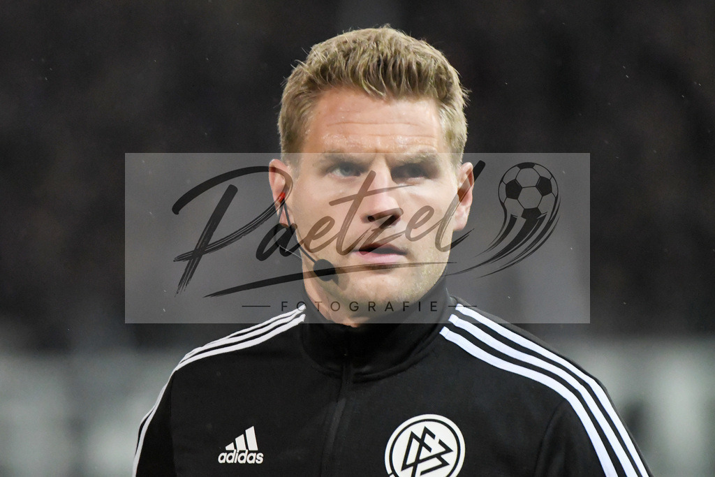 20200129_OSNSVS_0009JPG | Fußball, Herren: Schiedsrichter Timo Gerlach schaut beim Spiel der 2. Bundesliga zwischen VfL Osnabrück vs. SV Sandhausen am 29.01.2020 im Stadion an der Bremer Brücke in Osnabrück, Deutschland.(Foto von Nico Paetzel) - Realisiert mit Pictrs.com