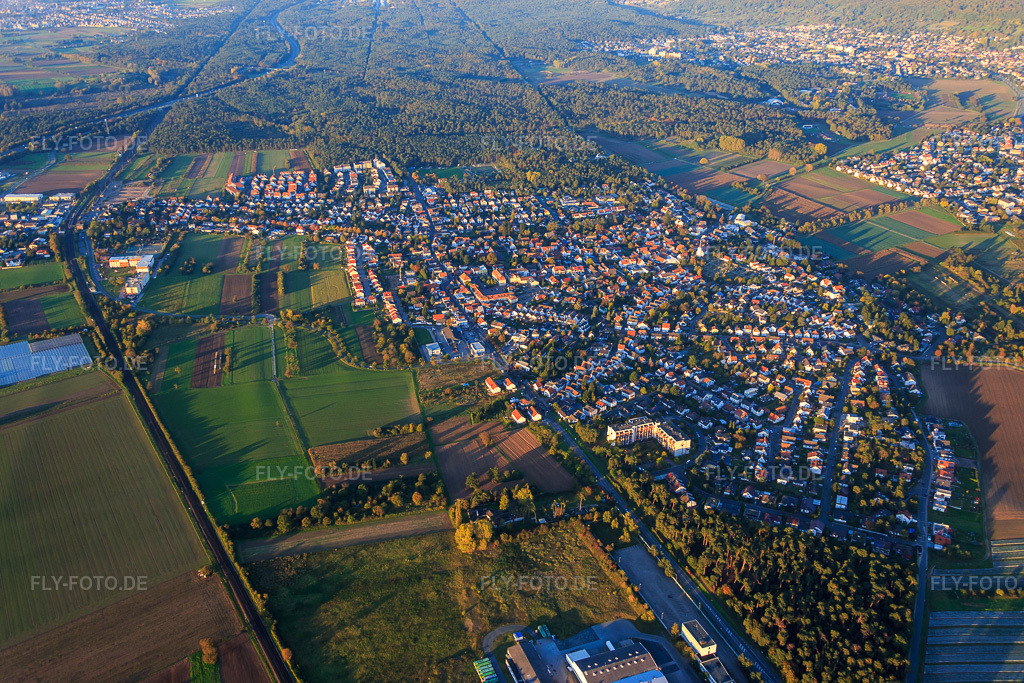 Luftbild: Ortsansicht aus Süden in Bickenbach im Bundesland Hessen in Deutschland. Foto: IMG_075072.jpg vom 18.10.2014 durch Werner Riehm/FLY-FOTO.de