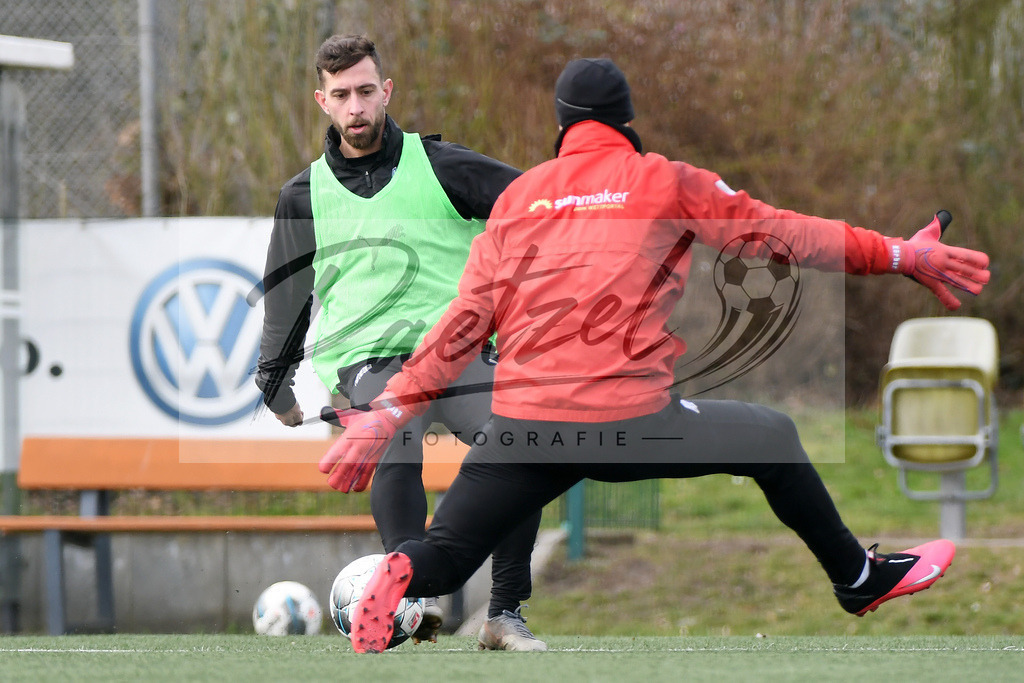 20200302_TRAOSN_0042 | Fussball, Herren: Manuel Farrona Pulido (VfL Osnabrueck) und Torhueter Nils Koerber (VfL Osnabrueck) im Zweikampf waehrend der Trainingseinheit des VfL Osnabrueck im Sportpark Illoshoehe am 02.03.2020 in Osnabrueck, Deutschland. - Realisiert mit Pictrs.com