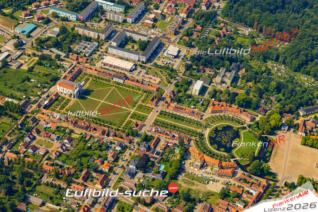 Klassische Luftaufnahme ohne Drohne zeigt:Schlossanlage bei Ludwigslust - Die Luftbildaufnahme wurde 2025 vom UL-Flugzeug heraus erstellt ( keine Drohnenaufnahme ) - Hochauflösende Luftaufnahme -Nicht vergleichbar mit Google Maps oder Satelittenbilder- Die Geschenkidee !Mit Lizenz und Bildrechte bestellbar