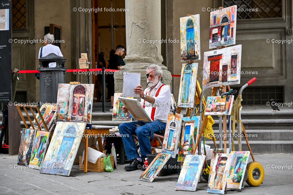 Italien_ Toscana_ Florenz_ 30.05.2024-101 | 30.05.2024, Italien, ITA, Toskana, Florenz im Bild Stadtansichten, Gebäude, Architektur, Touristen, Historisch, Souvenir, Altstadt, Museum, Statuen, Skulpturen, Piazza della Signoria, Statue David, Palazzo Vecchio, Neptunbrunnen, Piazza della Repubblica, Ponte Vecchio, Brücke, Uffizien, Kathedrale Santa Maria del Fiore, Arno, Fluß


Florenz, Firenze, ist eine italienische Großstadt. Nach Einwohnern ist sie die achtgrößte Stadt Italiens. Florenz ist die Hauptstadt sowie größte Stadt der Region Toskana und der Metropolitanstadt Florenz, in der etwa eine Million Menschen leben. Florenz ist für seine Geschichte berühmt. Leonardo da Vinci verbrachte große Teile seiner Jugend in Florenz, Michelangelo fand Unterschlupf in der Kirche der Medici, Galileo Galilei wohnte als Hofmathematiker in den Palästen der Medici. Von 1865 bis 1871 war die Stadt die Hauptstadt des neu gegründeten Königreichs Italien. Das historische Zentrum von Florenz zieht Jahr für Jahr Millionen von Touristen an. Die historische Innenstadt wurde von der UNESCO im Jahre 1982 zum Weltkulturerbe erklärt. 
Quelle: Wikipedia
