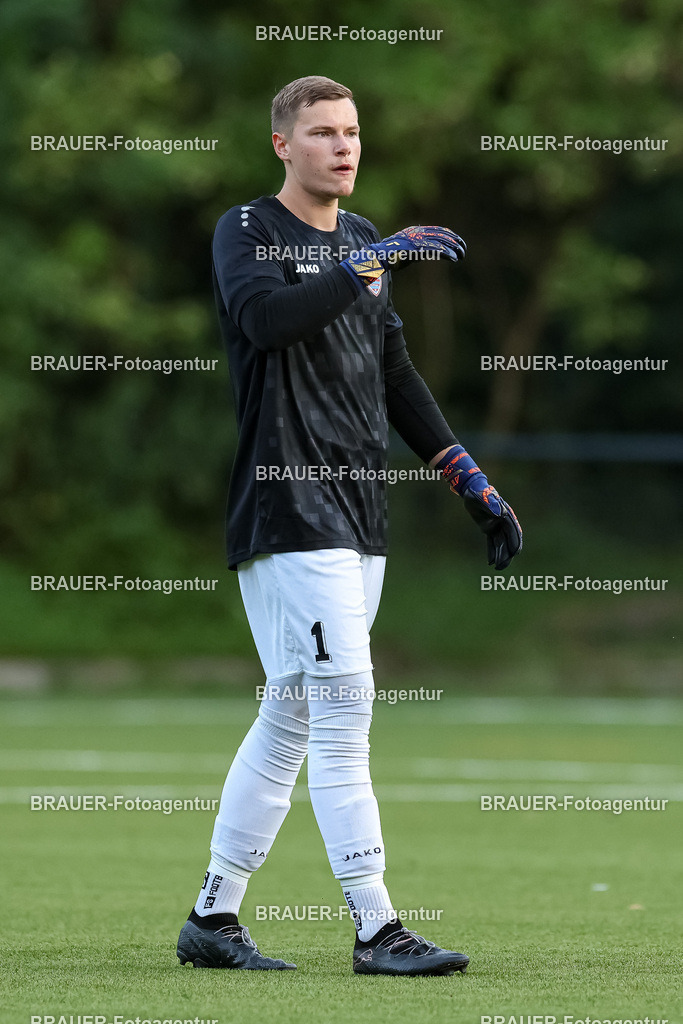 1_KFCWAT_20250723_1045.JPG -  - KFC Uerdingen - SG Wattenscheid 09 - Testspiel | Krefeld, Deutschland, 23.07.25: Torwart Jonas Holzum (KFC Uerdingen) gestikuliert, Gestik waehrend des Testspiel Spiels zwischen KFC Uerdingen - SG Wattenscheid 09 in der Covestro Sportpark am 23. July 2025 in Krefeld, Deutschland. (Foto von Stefan Brauer/Brauer-Fotoagentur)