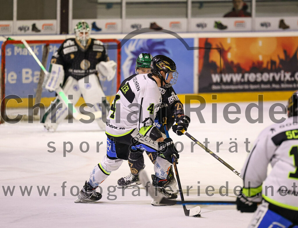 2024-03-01_095_TSV_Erding_gegen_ERSC_Amberg | Erding, Deutschland, 01.03.2024:
Eishockey, Bayernliga Playoffs 2023 / 2024, 5. Spieltag, TSV Erding gegen ERSC Amberg, Endergebnis: 9:0

Philipp Siller (ERSC Amberg, #4)

Foto: Christian Riedel / fotografie-riedel.net