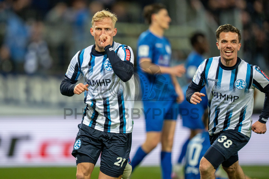 SV Stuttgarter Kickers vs. SGV Freiberg, Fussball, WFV-Pokal, Viertelfinale, 17.03.2026 | Per Lockl (SV Stuttgarter Kickers, #21) jubelt nach seinem Treffer zum 2:1 mit Christian Mauersberger (SV Stuttgarter Kickers, #38) und deutet Nachwuchs an,SV Stuttgarter Kickers vs. SGV Freiberg, Fussball, WFV-Pokal, Viertelfinale, 17.03.2026Foto: photosbyphips/Philip Ziegler