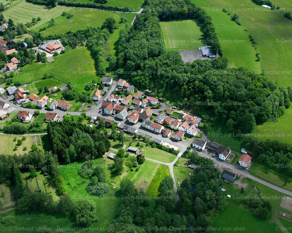 2614215 | OBER-OHMEN 09.06.2006 Landwirtschaftliche Nutzflächen und Feldgrenzen  umsäumen das Siedlungsgebiet des Dorfes in Ober-Ohmen im Bundesland Hessen, Deutschland // Agricultural land and field boundaries surround the settlement area of the village  in Ober-Ohmen in the state Hesse, Germany Foto: Gerhard Launer