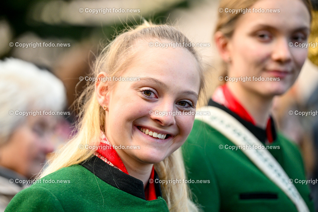 Neujahrschnalzen_ Aperschnalzen 2024_ 01.01.2024-36 | 01.01.2024, Promenade Linz, AUT, Landhaus im Bild Neujahrschnalzen 2024, Turmblaeser, Prangerschuetzen, Tradition, Brauchtum, Blasmusik, Peitschen, Trachtenverein Altstaedter Bauerngmoa, Promenade, Landhaus, Turm, Linz, Orts- und Bauernmusi St. Wolfgang