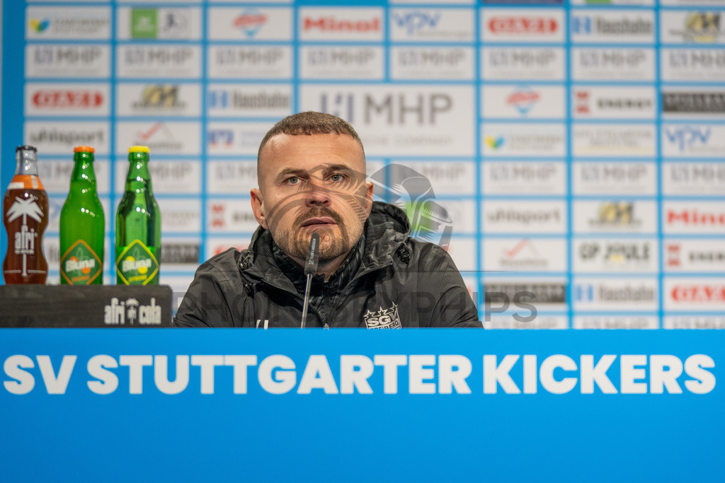 SV Stuttgarter Kickers vs. SGV Freiberg, Fussball, WFV-Pokal, Viertelfinale, 17.03.2026 | Kushtrim Lushtaku (Trainer SGV Freiberg) bei der Pressekonferenz nach der Niederlage,SV Stuttgarter Kickers vs. SGV Freiberg, Fussball, WFV-Pokal, Viertelfinale, 17.03.2026Foto: photosbyphips/Philip Ziegler