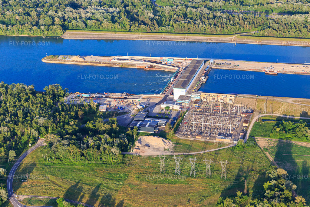 Aerial view: Rhine lock with substation and hydroelectric power plant Marckolsheim of EDF in Marckolsheim in the state Bas-Rhin, France. – Photo: IMG_147384.jpg taken on 05/29/2025 by Werner Riehm/FLY-FOTO.com – Resolution of the original: 5472 x 3648 px – Hydraulique Alsace-Vosges | EDF FR
