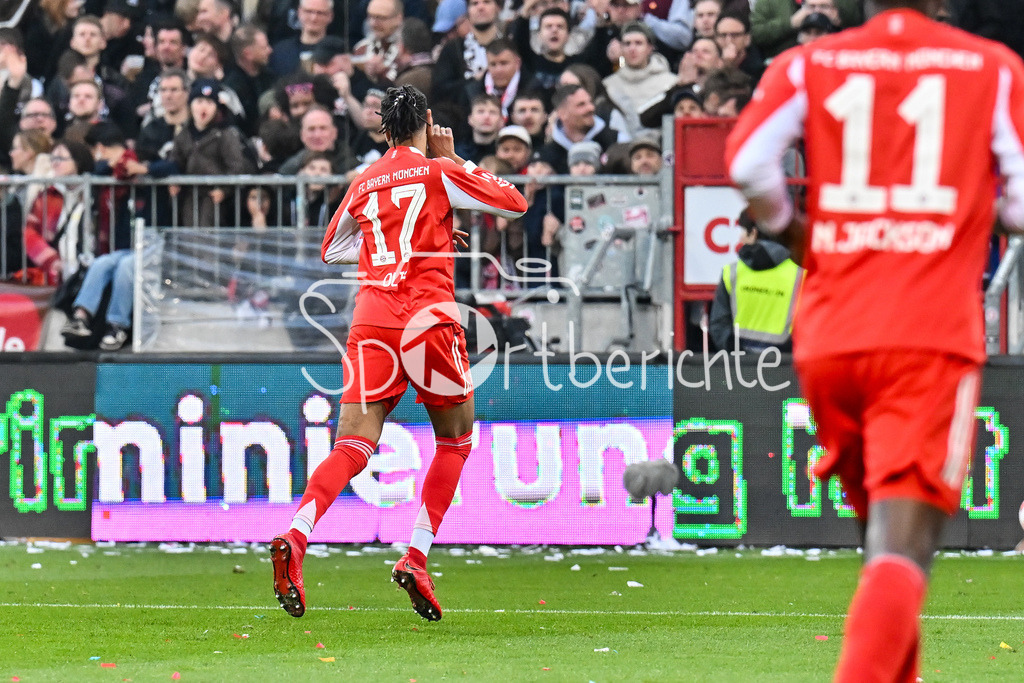 FC St. Pauli - FC Bayern München | ST. PAULI, DEUTSCHLAND - 11. APRIL: Jubel der Bayern nach dem Treffer zum 0-3 durch Michael OLISE (FC Bayern Munich 17) / Tor / Torschuetze / Freude / Happy während dem Bundesligamatch zwischen dem FC St. Pauli und dem FC Bayern München am 29. Spieltag im Millerntor Stadion / DFL REGULATIONS PROHIBIT ANY USE OF PHOTOGRAPHS AS IMAGE SEQUENCES AND/OR QUASI-VIDEO