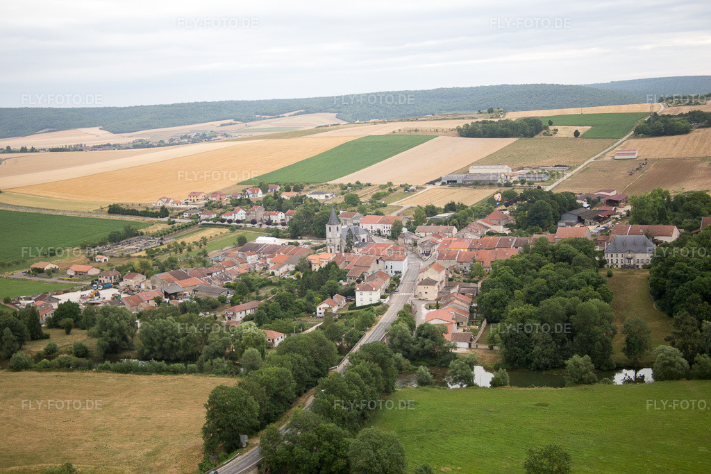 Luftbild: Ortsansicht in Vaucouleurs im Bundesland Meuse in Frankreich. – Foto: IMG_083599.jpg vom 13.07.2015 durch Werner Riehm/FLY-FOTO.de – Auflösung des Originals: 5472 x 3648 px