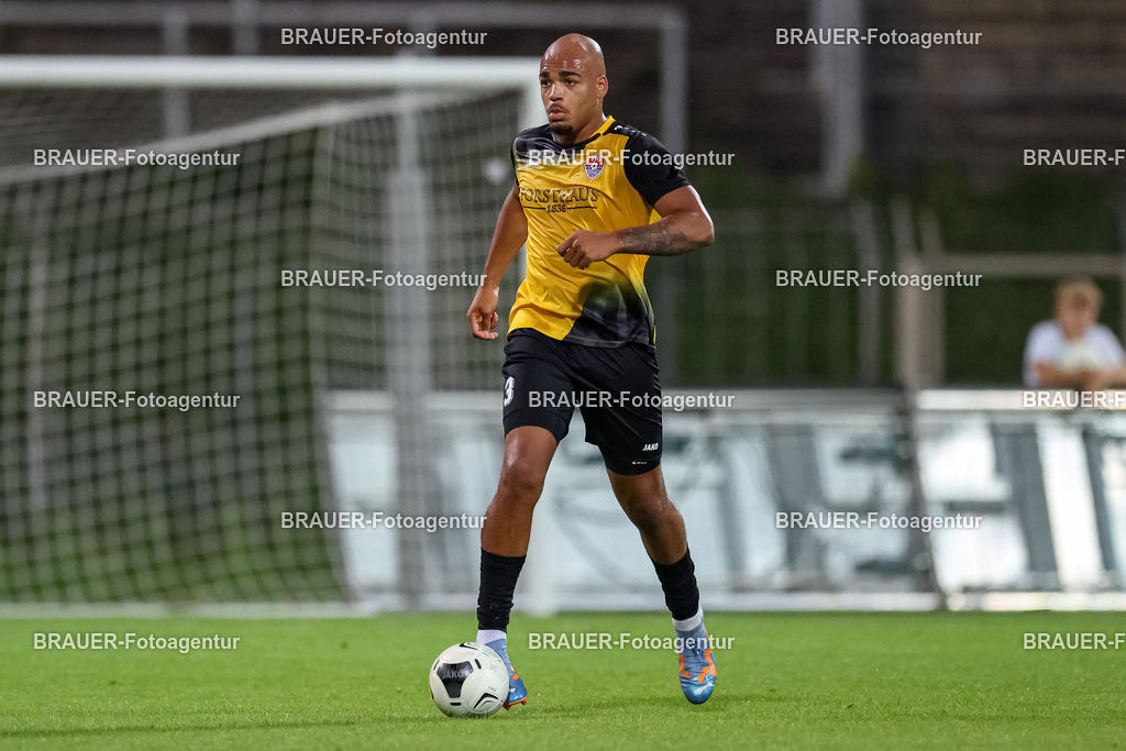 SB_KFCBAU_20250815_5448.JPG -  - KFC Uerdingen - SF Baumberg - Oberliga Niederrhein | Krefeld, Deutschland, 15.08.25: Anthony Oscasindas (KFC Uerdingen) in Aktion, am Ball, Einzelaktion während des Oberliga Niederrhein Spiels zwischen KFC Uerdingen - SF Baumberg in der Grotenburg Stadion am 15. August 2025 in Krefeld, Deutschland. (Foto von Stefan Brauer/Brauer-Fotoagentur)
